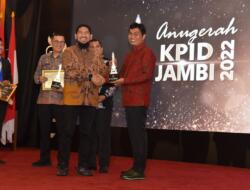 KPID Jambi Beri Penghargaan Kepada Bupati Batang Hari Sebagai Kepala Daerah Peduli Penyiaran