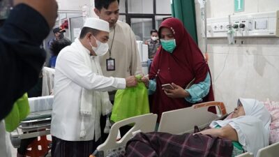 Malam Takbiran, Gubernur Al Haris Kunjungi Nakes dan Pasien di RSUD Raden Mattaher