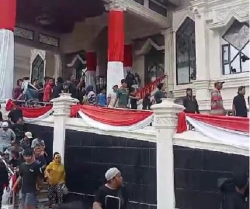 Demo Sopir Batubara Berakhir Dengan Perusakan Kantor Gubernur Jambi