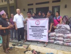 Dokter Johan Salurkan Bansos Kesejumlah Warga yang Terdampak Banjir