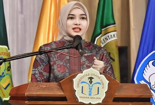 Ketua DPRD Hadiri Wisuda Angkatan Ke-1 Universitas Graha Karya Muara Bulian