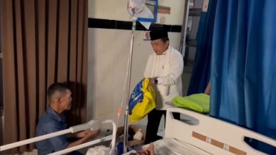 Malam Takbiran Al Haris Berikan Bingkisan ke Pasien dan Petugas Piket RSUD Raden Mattaher