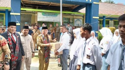 Al Haris Serahkan Dumisake Bantuan Pendidikan Kepada 553 Siswa SMK SMA dan SLB di Sarolangun